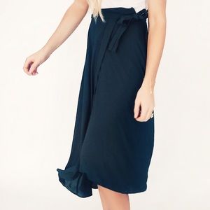Emerald green midi skirt with tie waist.